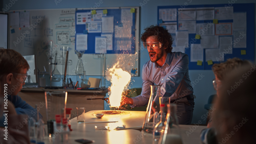 学校化学课堂：全神贯注的孩子观看热情的老师如何展示科学体验