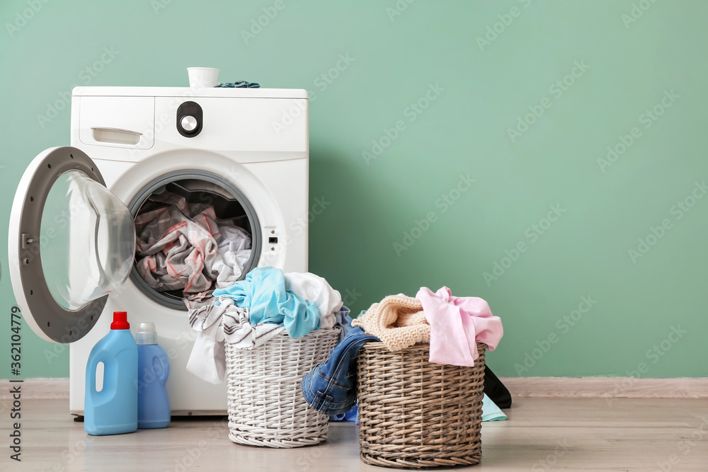 洗衣机靠近彩色墙处有脏衣服