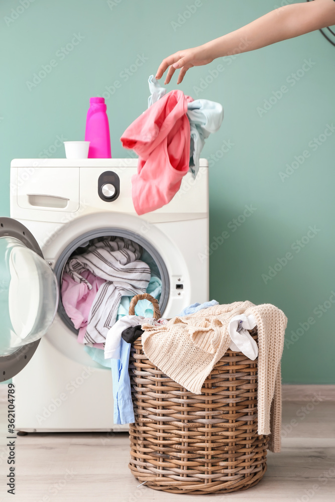 女人在家洗衣服