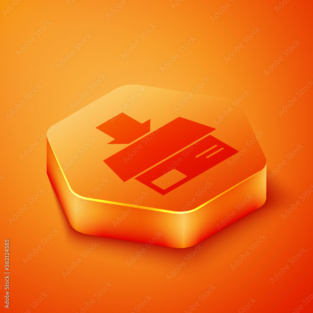 橙色背景上隔离的等距纸箱纸板箱图标。盒子、包裹、包裹标志。美味