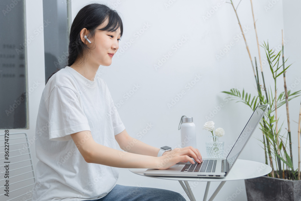 在研究中，一个纯洁的女孩正在使用电脑