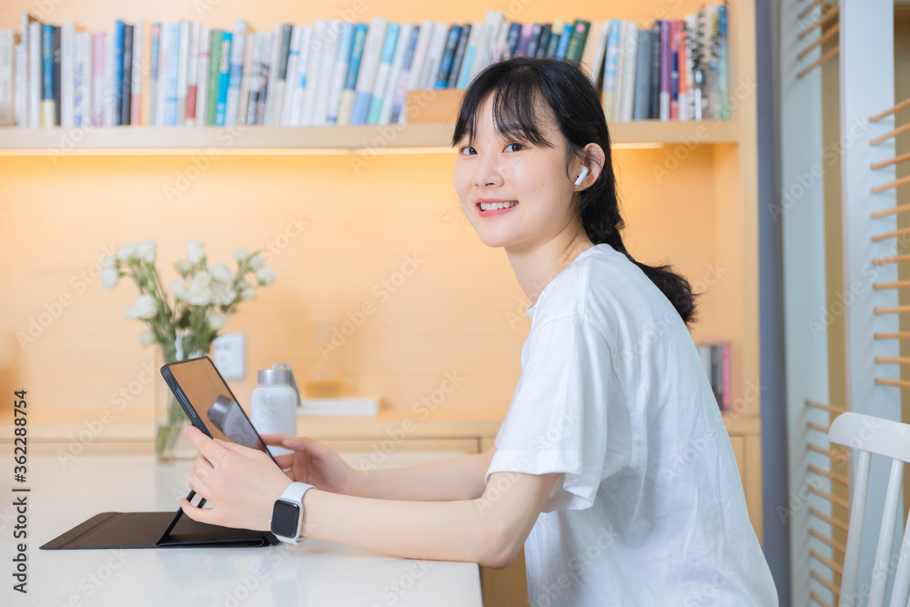 在研究中，一个使用平板电脑的纯洁女孩