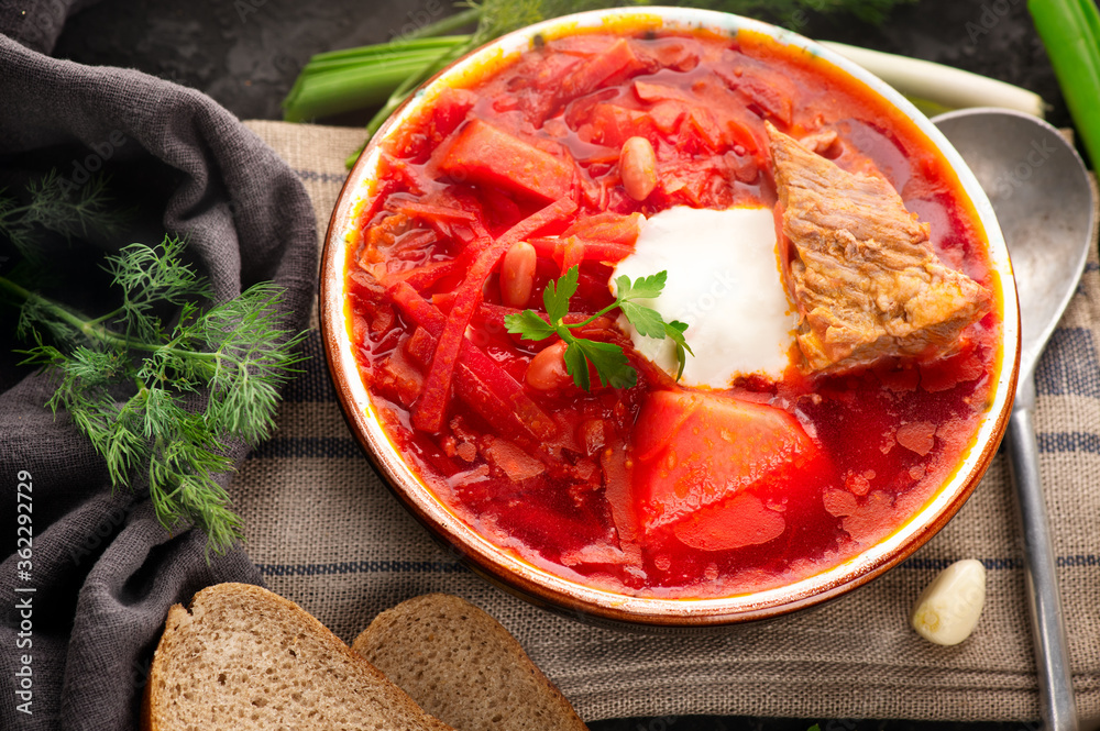 传统的乌克兰-俄罗斯罗宋汤，碗里有白豆。一盘红甜菜根汤罗宋