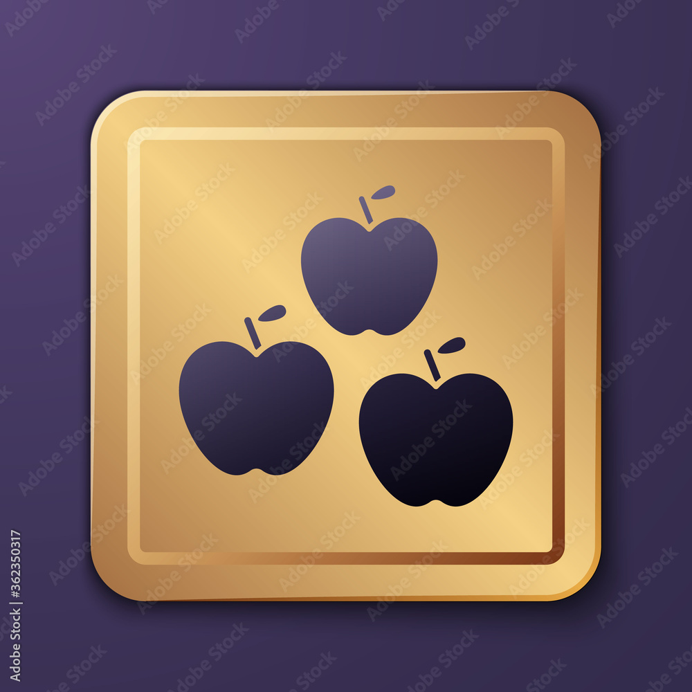 紫色背景上隔离的紫色苹果图标。带叶子符号的水果。金色方形按钮。矢量