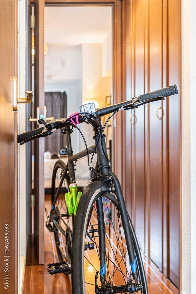 自行车存放在房子里
