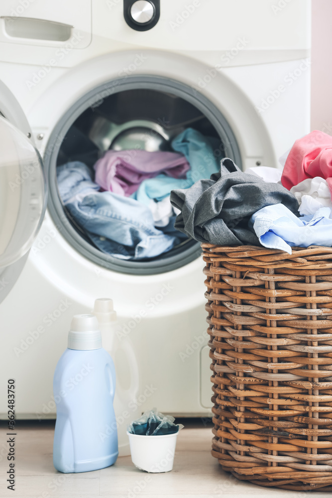 家用洗衣房洗衣机和脏衣服篮子
