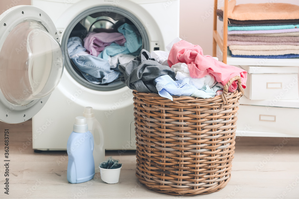 家用洗衣房洗衣机和脏衣服篮子