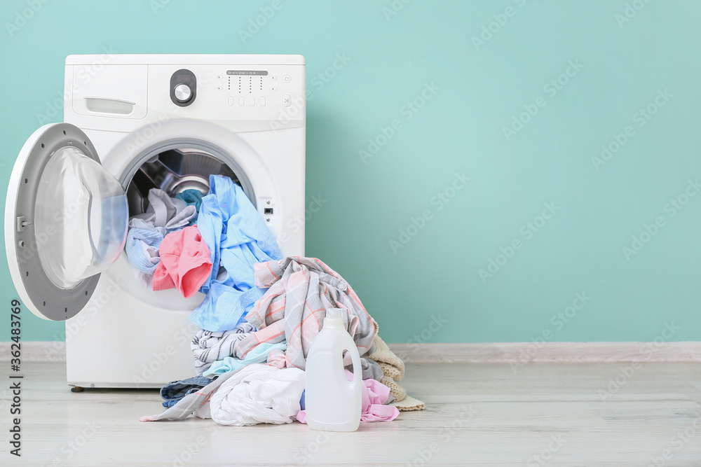 家用洗衣房内装有脏衣服和洗涤剂的洗衣机
