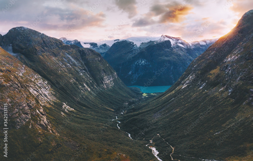 鸟瞰挪威的山脉山谷和洛瓦内特湖日落景观旅游风景斯堪的纳维亚