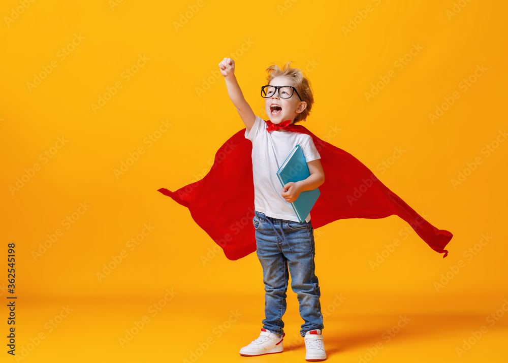 在学校学习的小超级英雄。