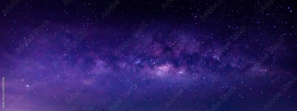 全景蓝色夜空，银河系和黑暗背景下的恒星。宇宙充满了恒星、星云和