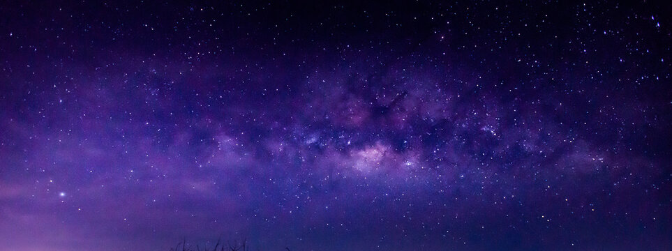 全景蓝色夜空，银河系和黑暗背景下的恒星。宇宙充满了恒星、星云和