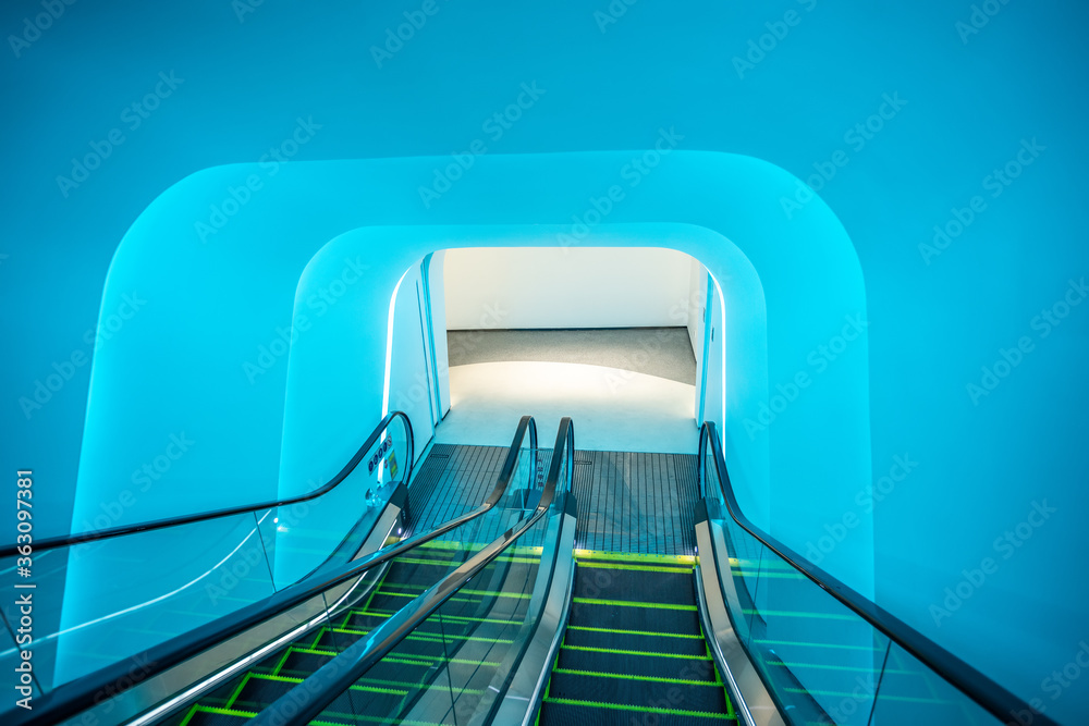 蓝光下的商场自动扶梯