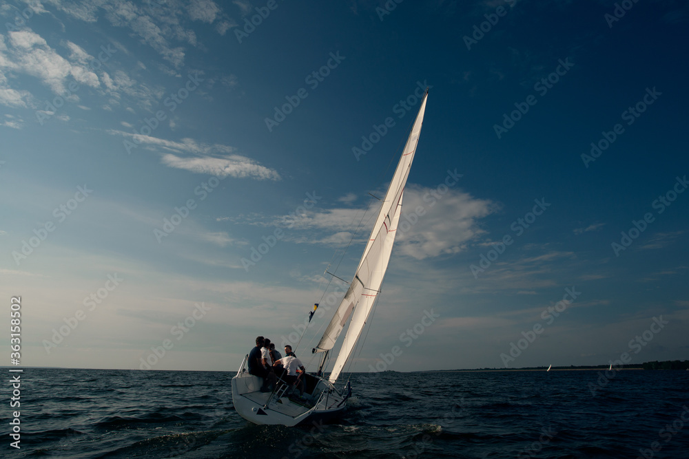 帆船赛上的豪华游艇。在海上乘风破浪航行。