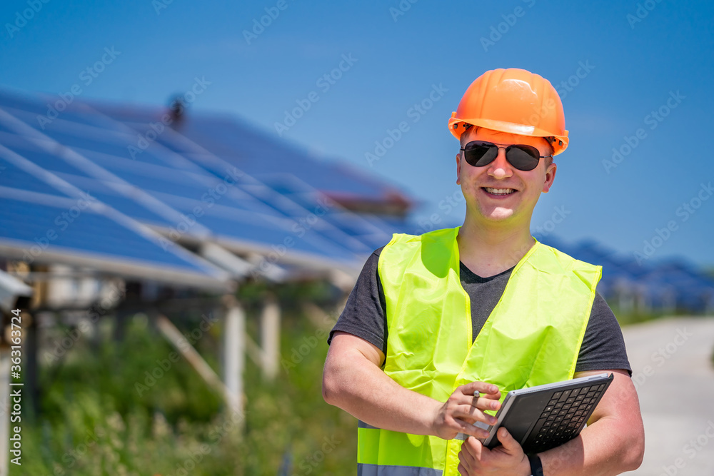 太阳能电池板。绿色能源。电力。电力能源面板。太阳能发电厂工程师。