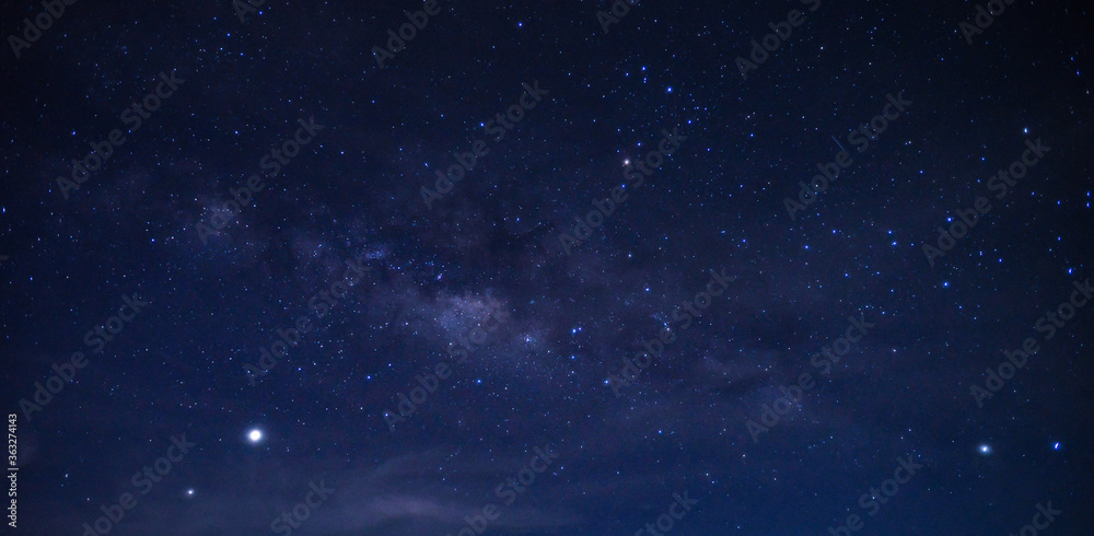 全景蓝色夜空，银河系和黑暗背景下的恒星。宇宙充满，星云和星系。人