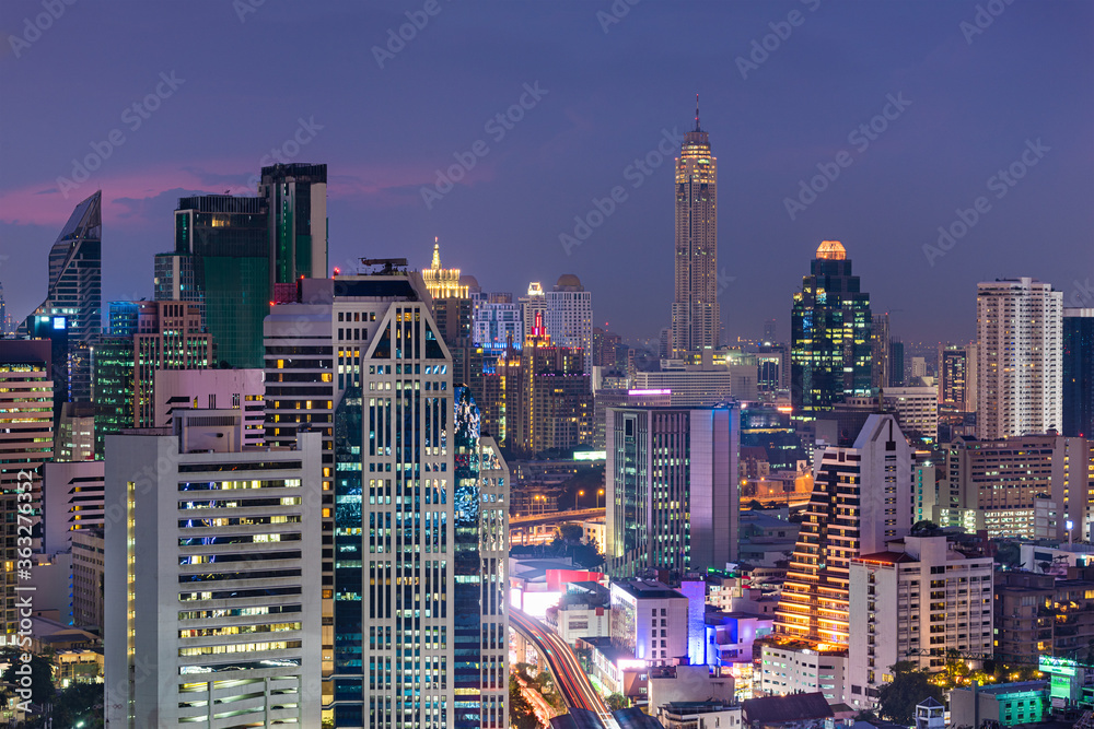 黄昏时的泰国曼谷城市景观。