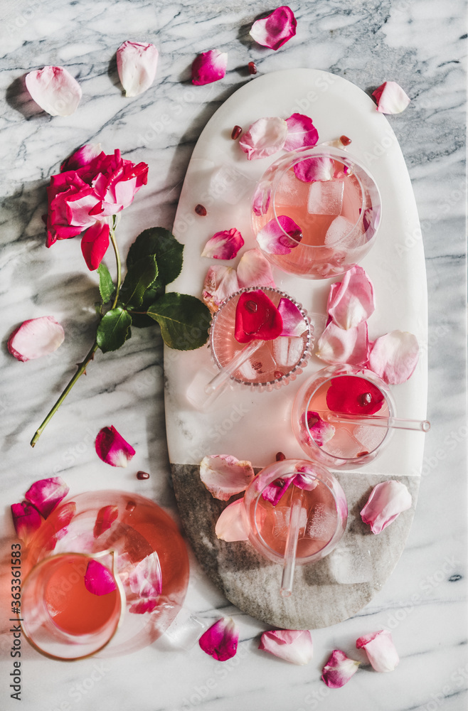 夏日清爽冷饮。平放的玫瑰柠檬水，玻璃杯、罐子和fre中加冰