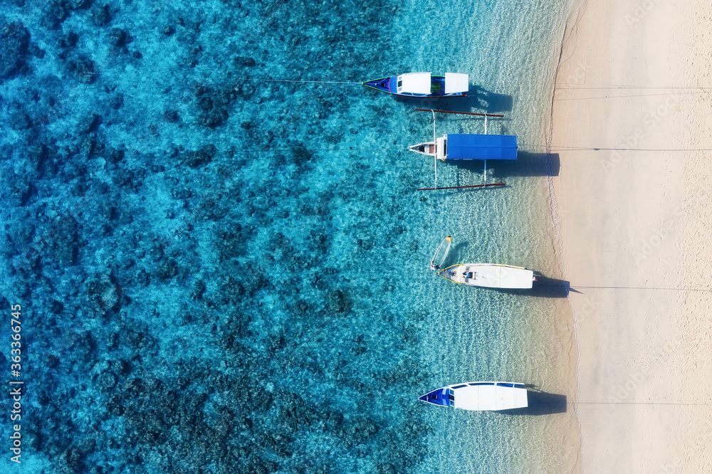 海滩上的船。无人机拍摄的海景。俯视图中的蓝色背景。a拍摄的夏季海景