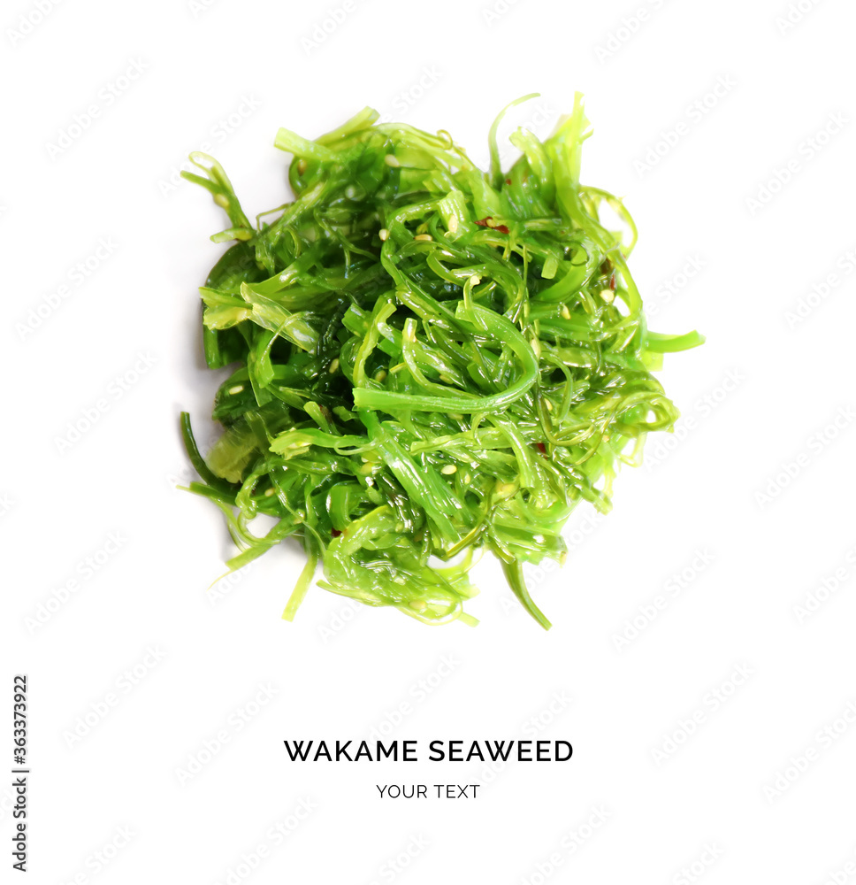 由wakame海藻制成的创意布局。平面布局。食物概念。白底wakame海草。