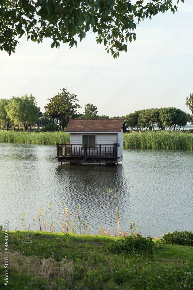 公园里湖上的小屋。