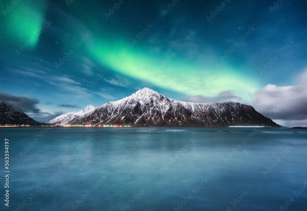 北极光，罗弗敦群岛，挪威。北极光，山脉和海洋。冬季景观