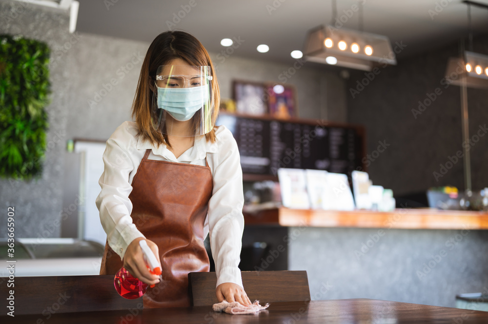 新常态创业小企业亚洲女咖啡师戴防护口罩和口罩的画像