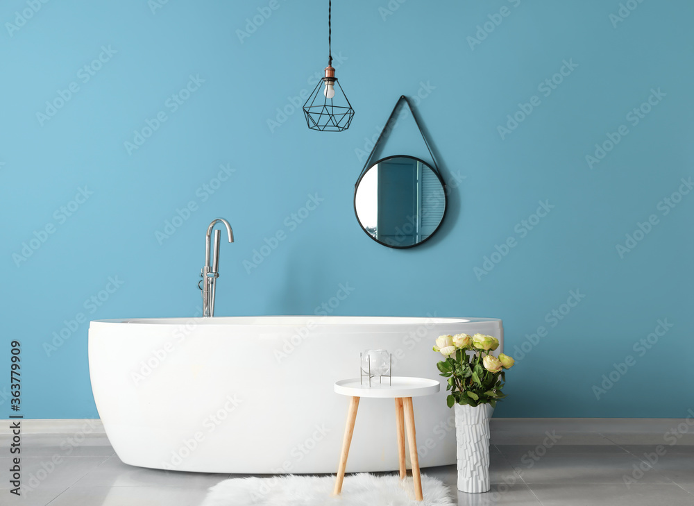 蓝墙现代浴室内部