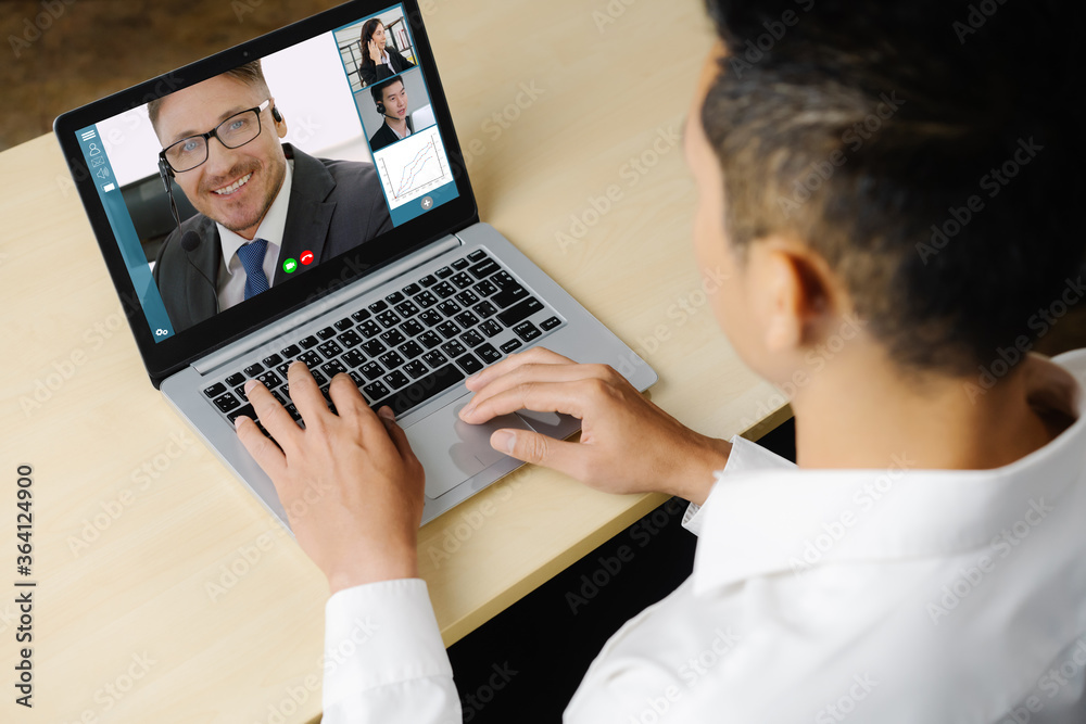 视频呼叫在虚拟工作场所或远程办公室开会的商务人员。远程工作电话会议u