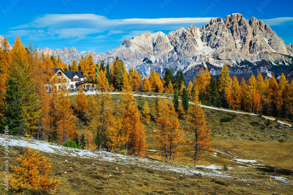 意大利多洛米蒂彩色秋季森林中的旅游避暑山庄