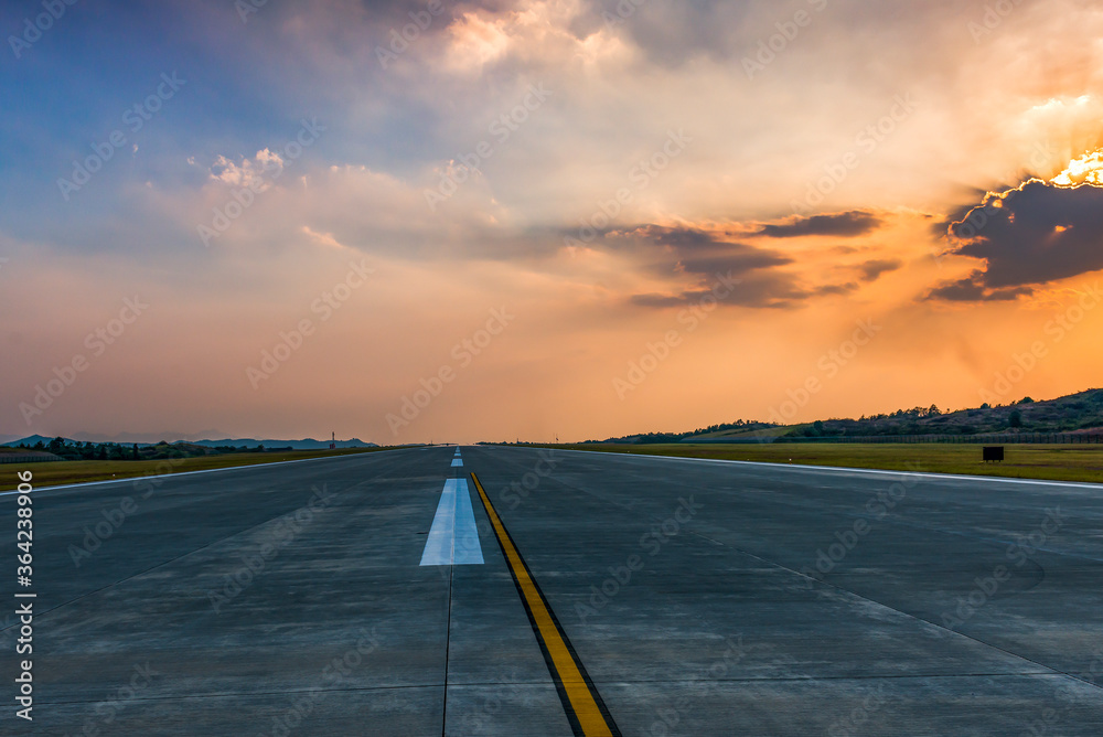跑道，机场航站楼的简易机场，蓝天上有云背景的标记。航空旅行