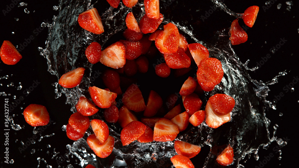用冰块和水冷冻草莓