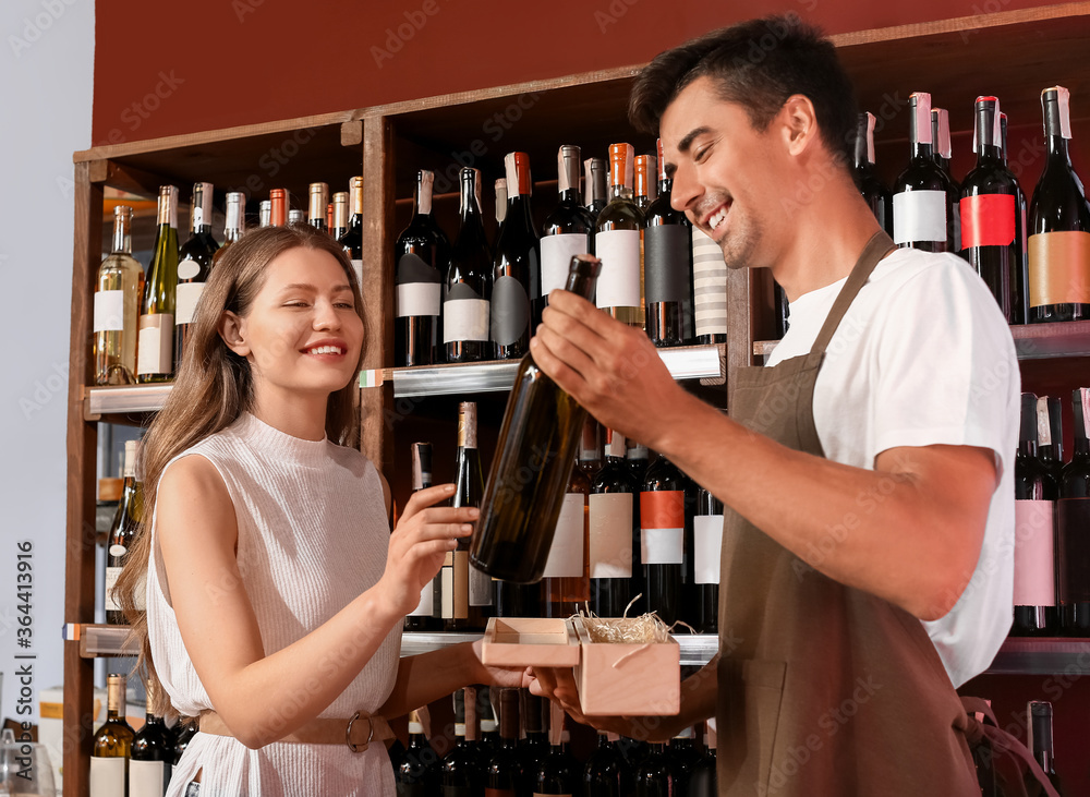 男卖家在店里帮女人选酒