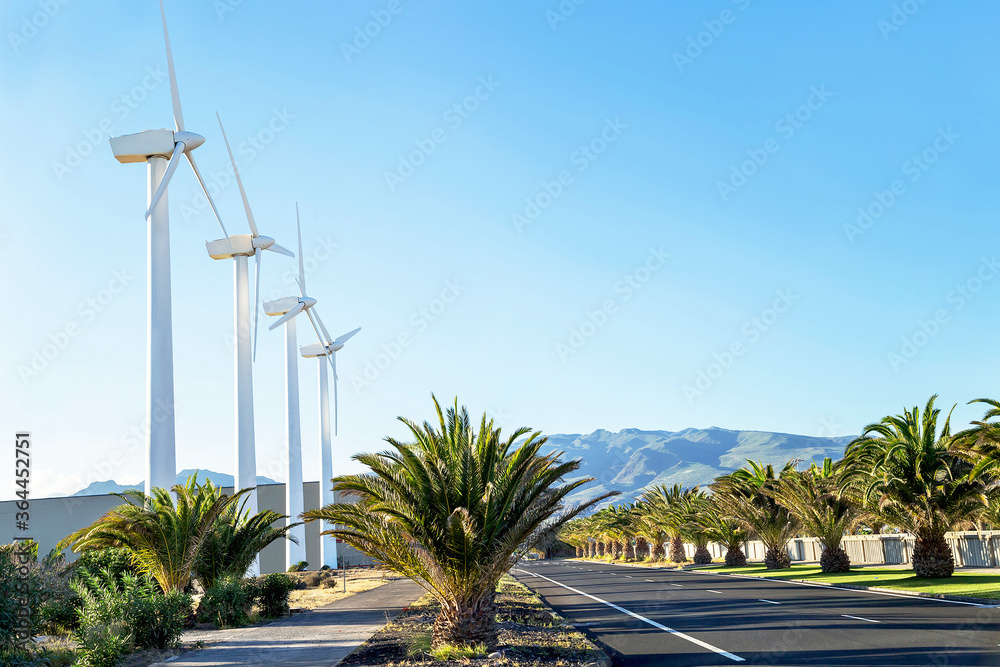 保护自然。风力涡轮机抵御山区和公路附近的影响。