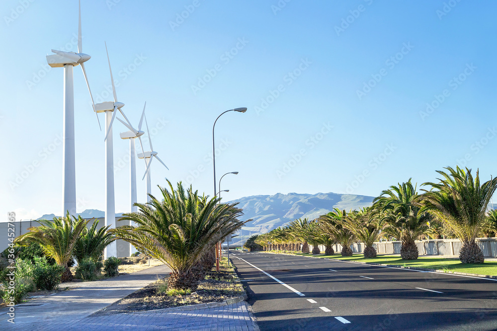保护自然。风力涡轮机抵御山脉和公路。