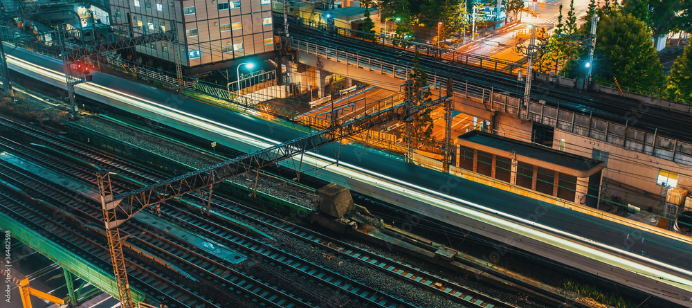 火车在夜间快速通过日本东京