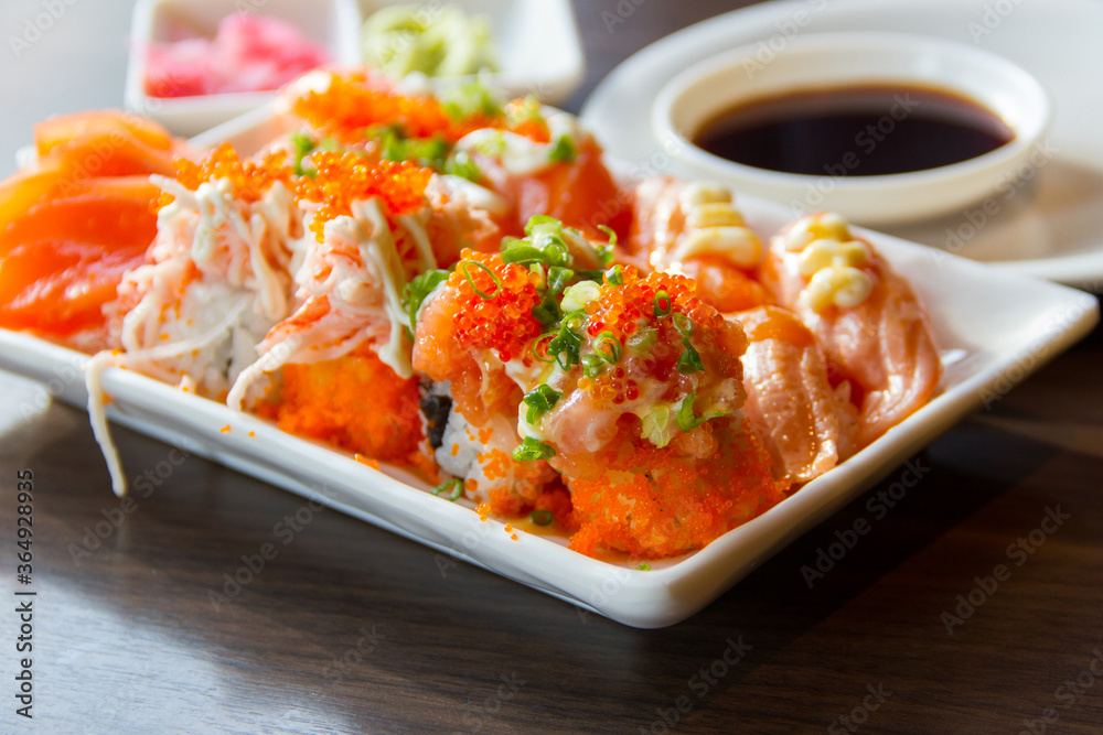 白盘子里的日本寿司