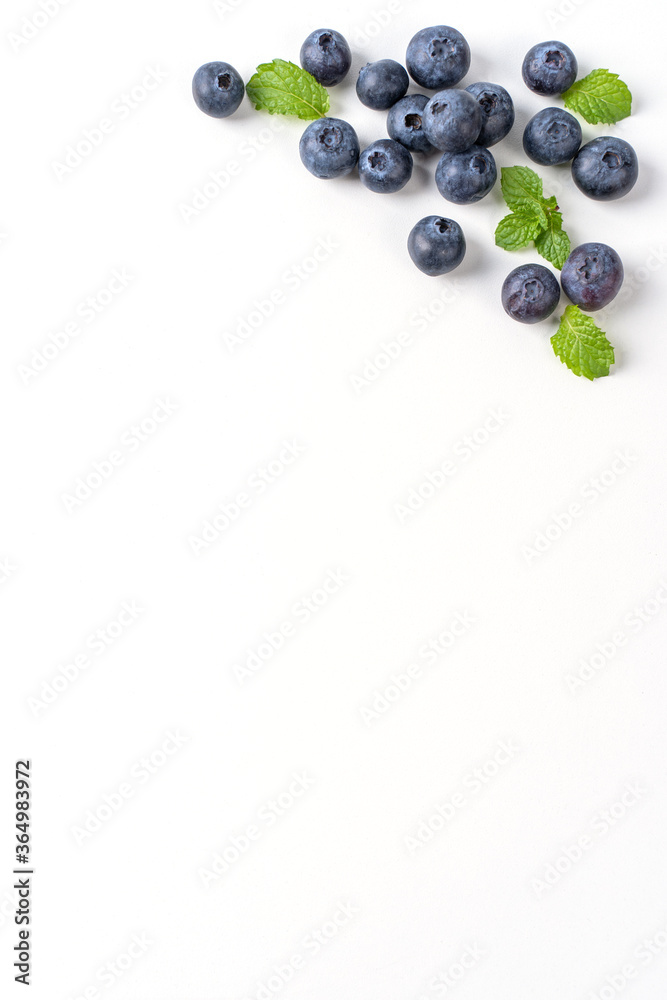 蓝莓果实俯视图，白色背景，平放，头顶布局，薄荷叶，他