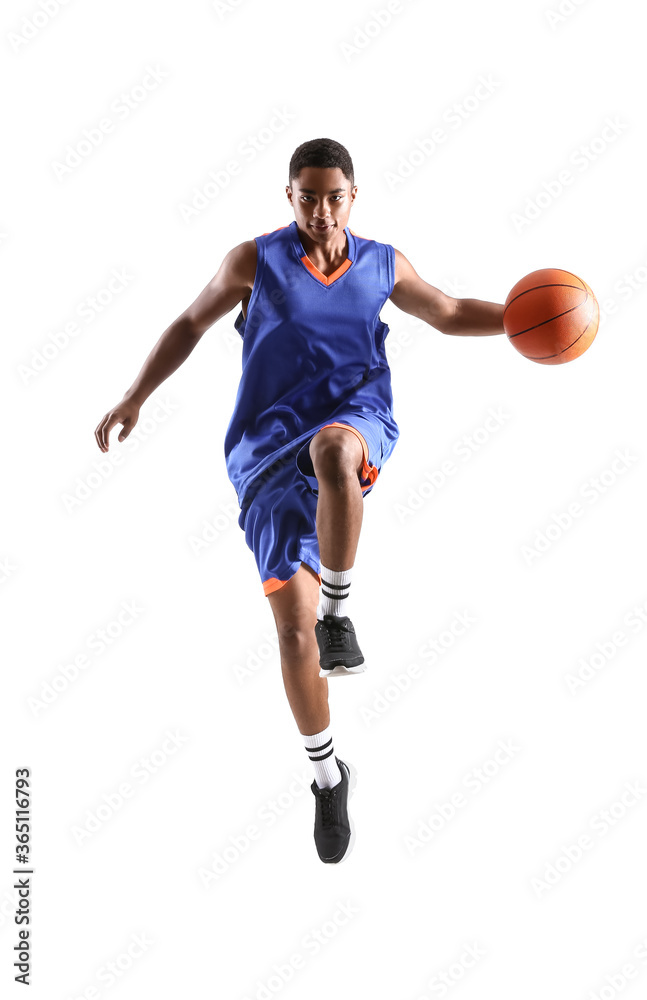 白人背景下跳跃的非裔美国篮球运动员