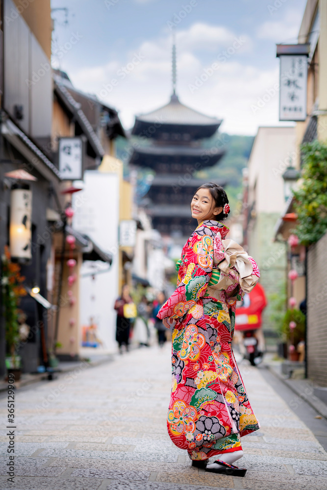 在八坂塔穿着日本传统和服的西安女人