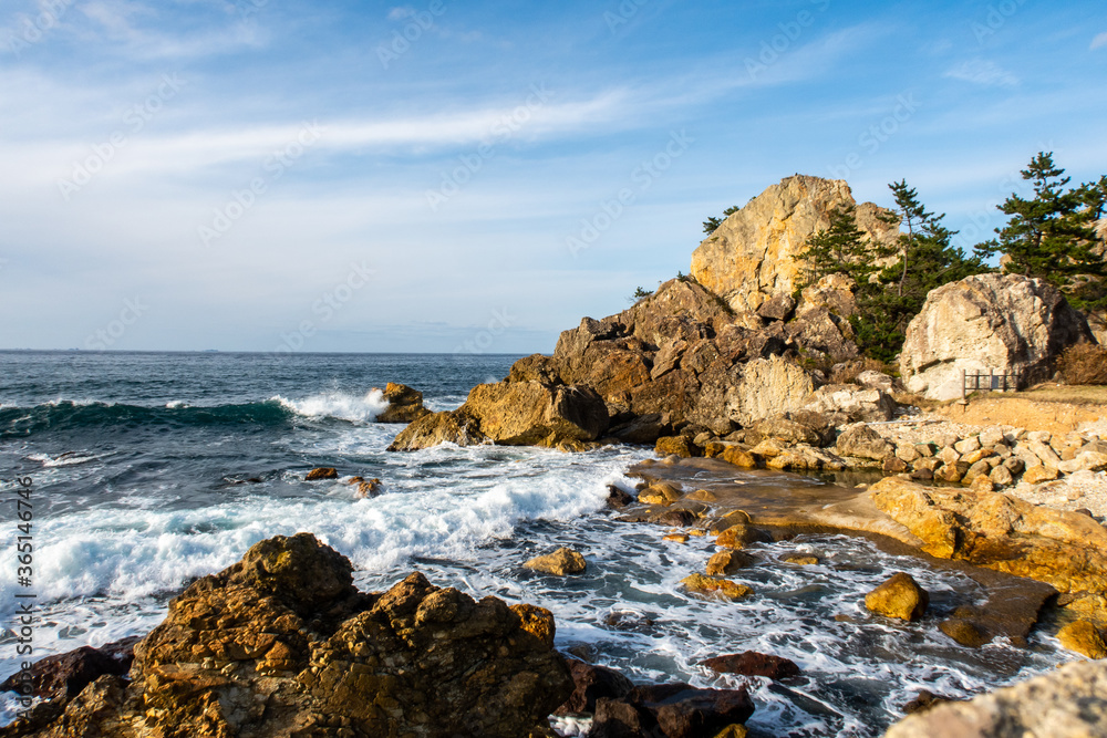 日本诺托半岛的Sosogi海岸线，和岛市，有岩石海岸和风景优美的海景。