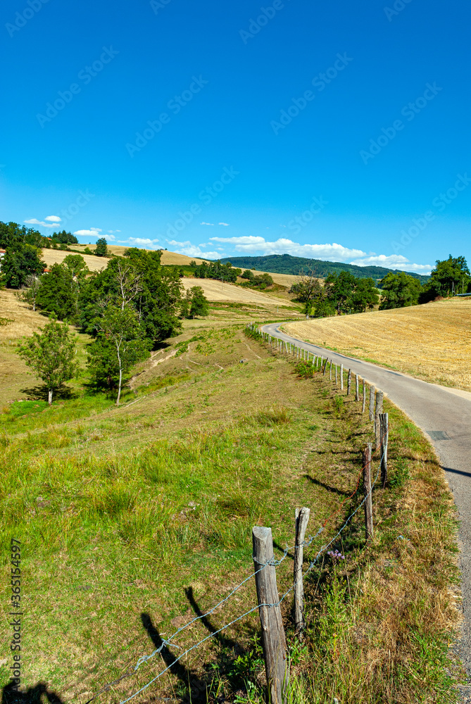 Paysage de campagne autour du village de Ronno dans les montagnes de louest du département du Rhône