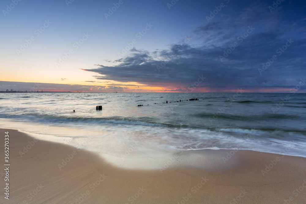 波兰格但斯克波罗的海海滩上美丽的日落。