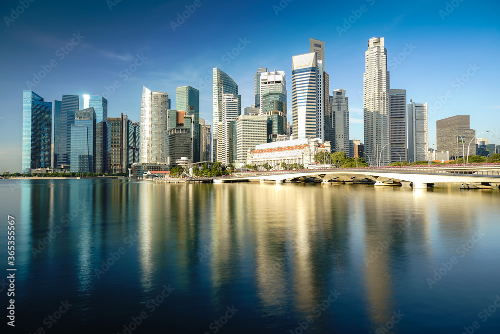 新加坡商业区天际线金融中心大楼，上午可供游客观光