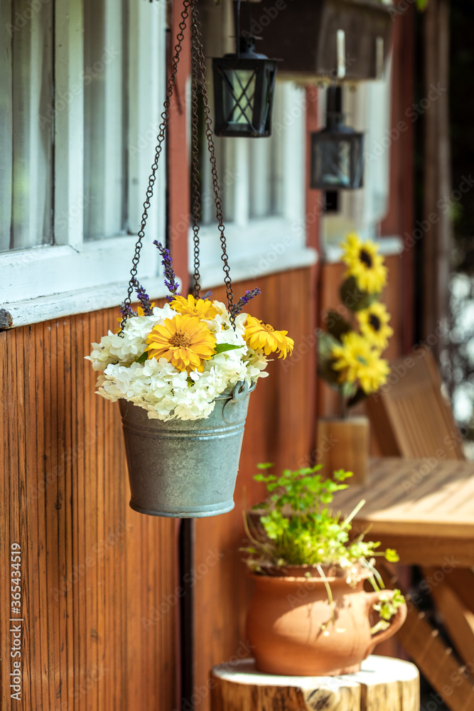 庭院花园休息区的花卉装饰。hangi的白色绣球花、向日葵和薰衣草