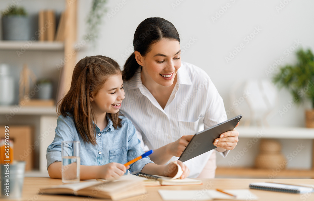 女孩在做家庭作业或在线教育。