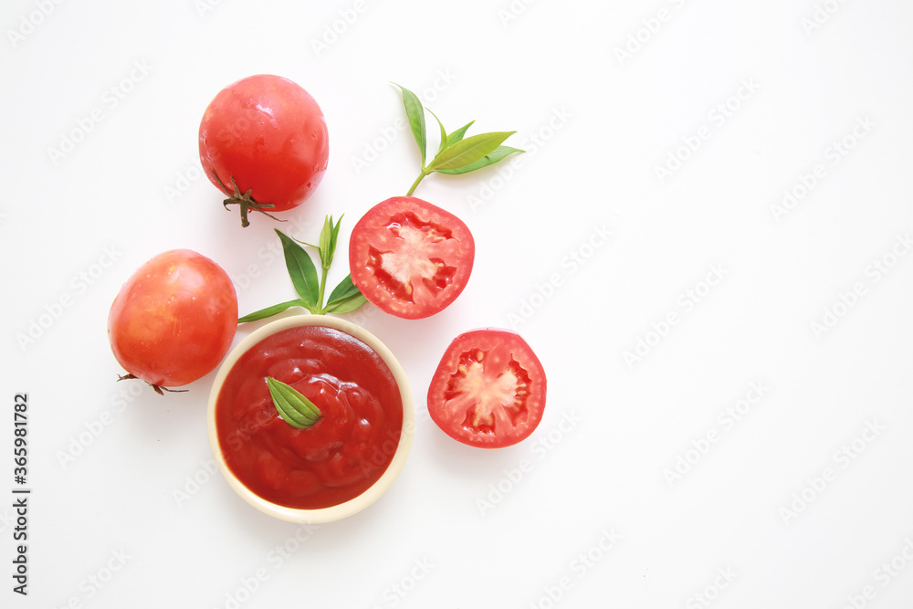 白底番茄酱或番茄酱。