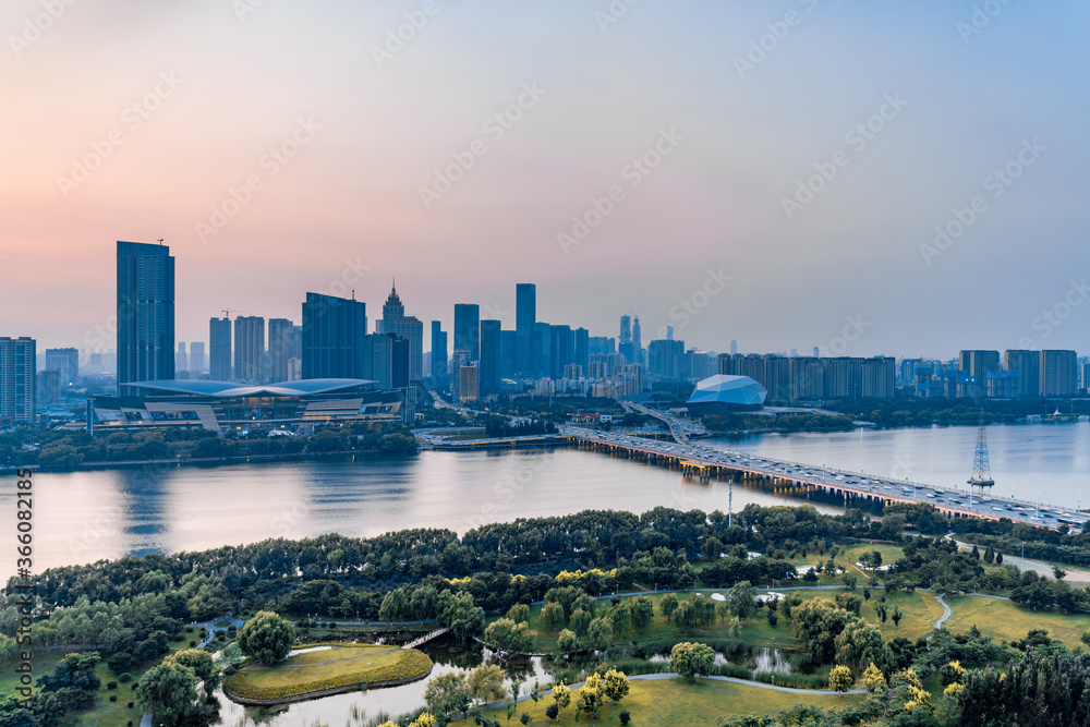 中国辽宁省沈阳市盛京剧院和浑河沿岸城市建筑的黄昏景色