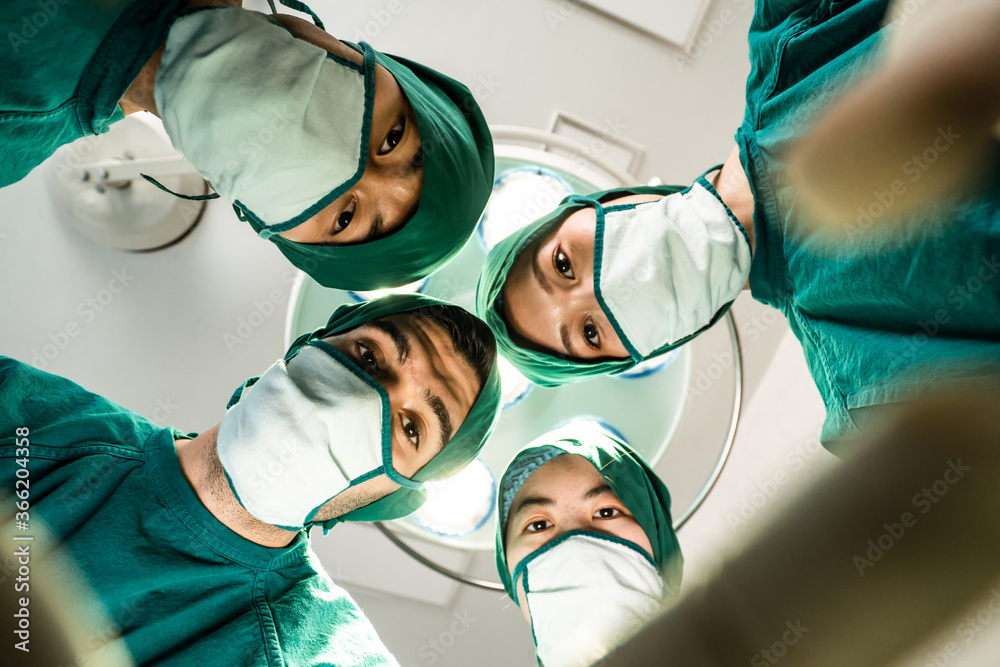 专业医疗团队在现代手术室进行手术。低视角