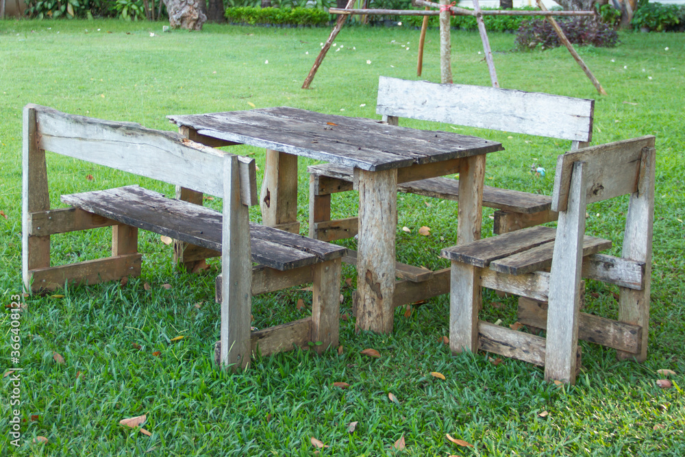绿草上的旧木桌